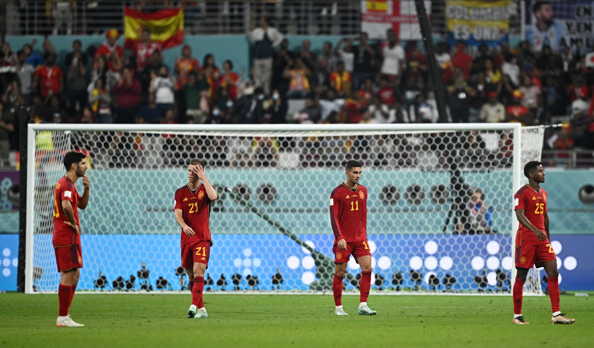 Ferran Torres, Dani Olmo y Ansu Fati tras el partido contra Japón.