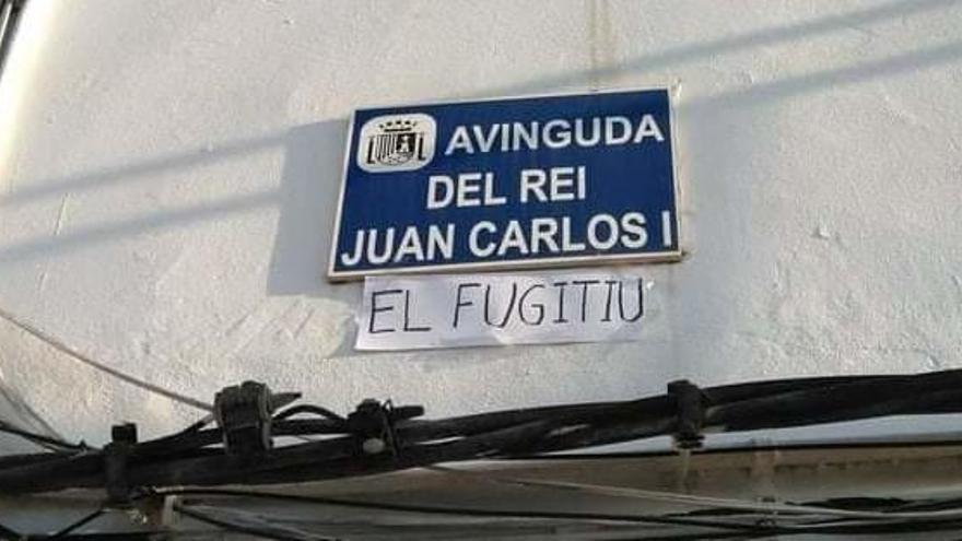 Un vecino &quot;rebautiza&quot; la avenida del rey emérito en Xàbia: &quot;Juan Carlos I, el fugitiu&quot;