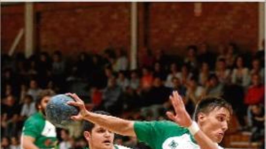 Sergi Mach en una acció del partit davant el Torrelavega.