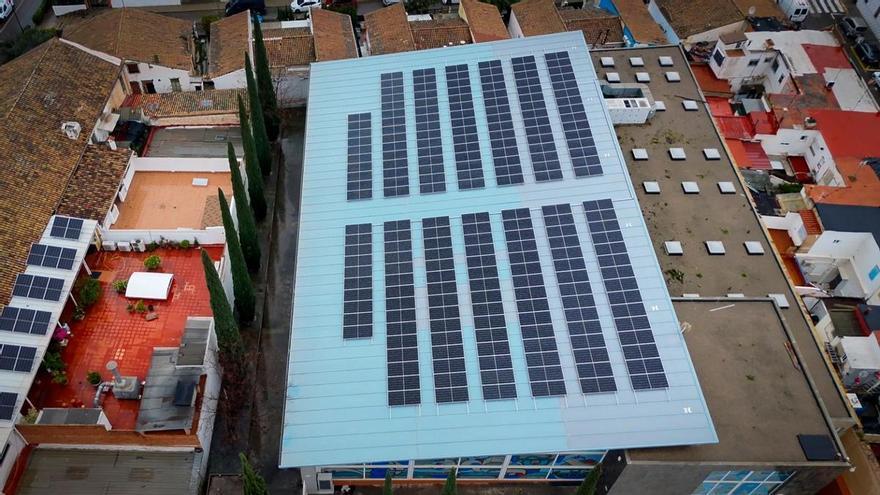 Torrent impulsa la transición energética en la piscina de La Cotxera con placas solares, aerotermia y deshumectador