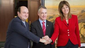 GRA155. VITORIA, 22/11/2016.- El presidente del PNV, Andoni Otuzar (i), el lehendakari en funciones y candidato al cargo, Iñigo Urkullu, y la secretaria general del PSE-EE, Idoia Mendia, se estrechan las manos tras haber firmado hoy el acuerdo programático y de estructura de gobierno que hará posible que los dos partidos gobiernen durante los próximos cuatro años en Euskadi en coalición, una fórmula que nacionalistas y socialistas retoman 18 años después de haber compartido ejecutivo por última vez en el País Vasco. EFE/José Ramón Gómez