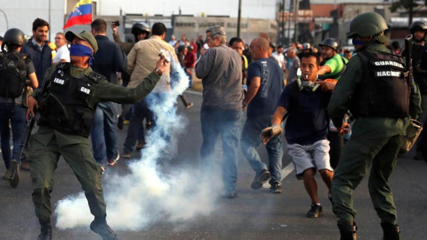 Guaidó llama a un alzamiento militar en Venezuela tras liberar a Leopoldo López