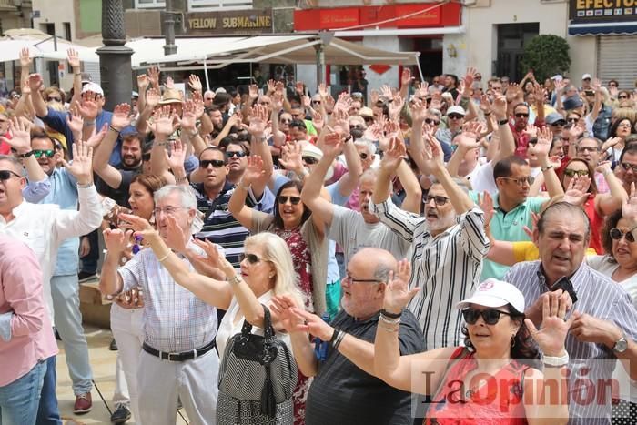 Cientos de personas protestan frente al Ayuntamiento de Cartagena por el pacto entre PP, PSOE y Cs