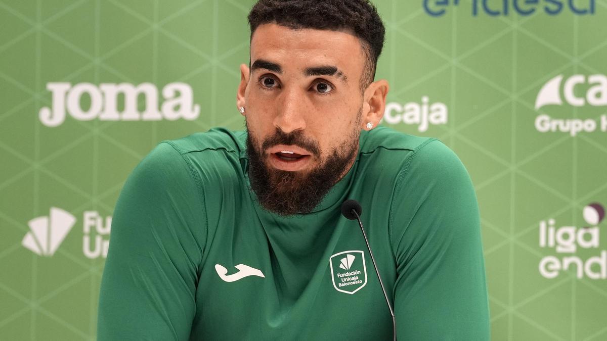 El Unicaja abre un expediente al dominicano y le suspende de empleo