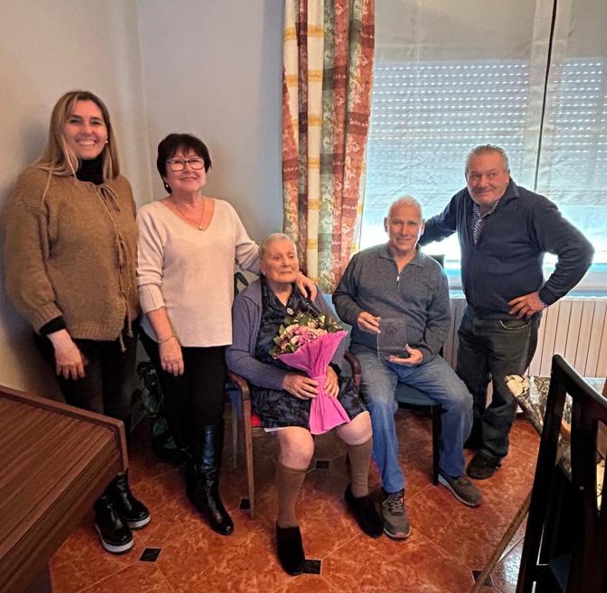 La Vicenta amb els seus familiars i la regidora de Gent Gran de Sant Vicenç