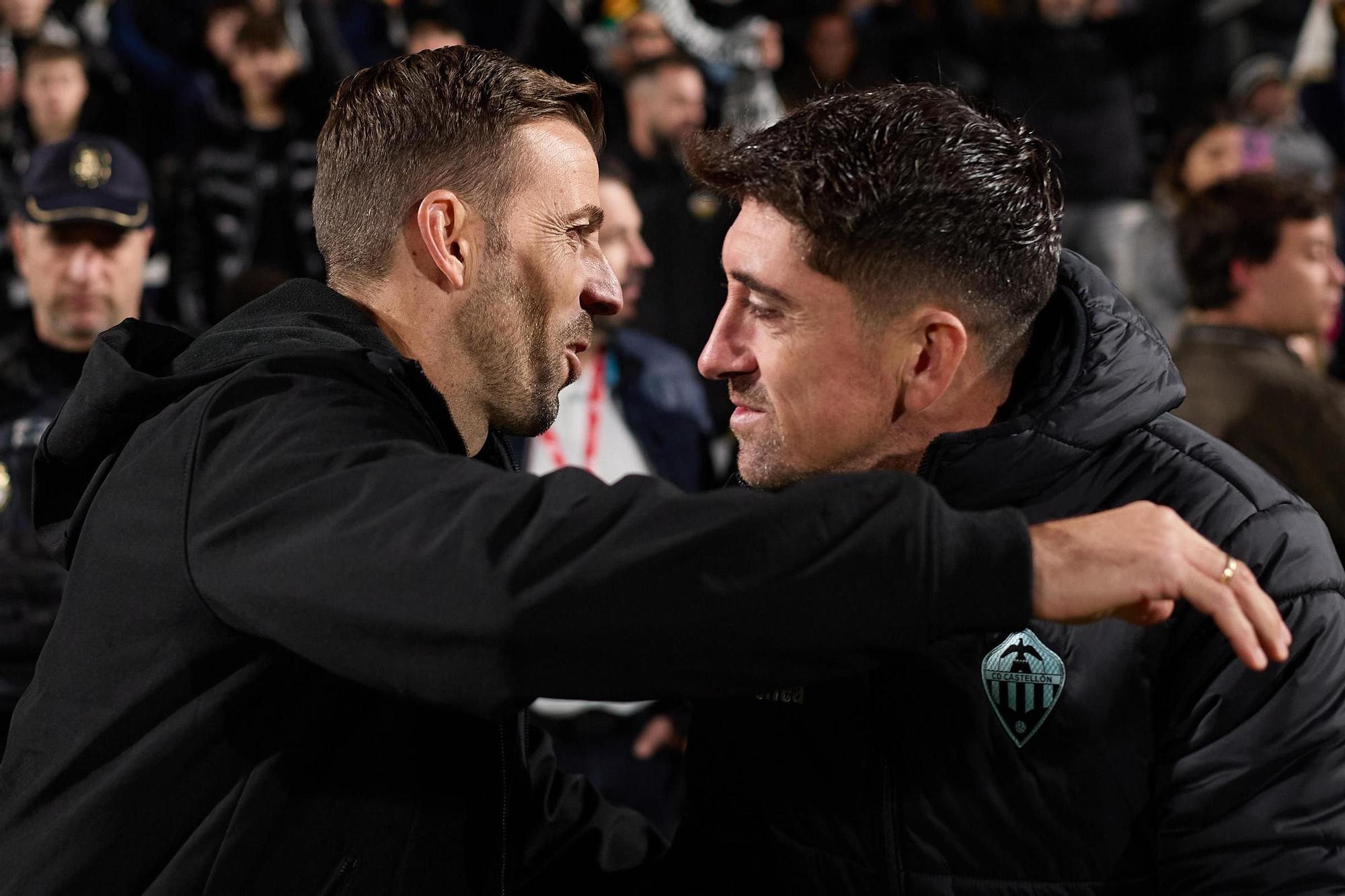 Luis García y Pablo Hernández se saludan en los prolegómenos del encuentro.