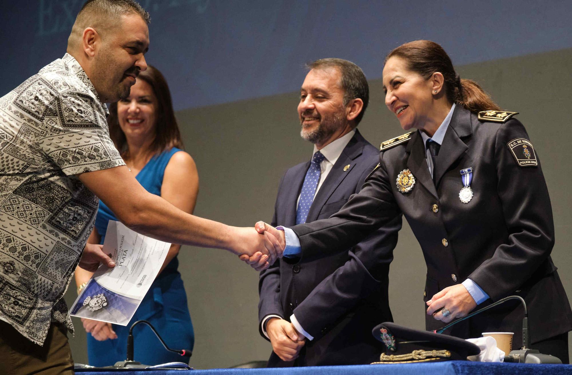 Día de la Policía, con homenajes a agentes y vecinos de Santa Cruz