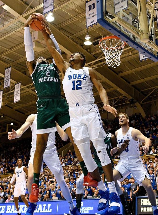 Javin DeLaurier # 12 de Duke Blue Devils lucha contra James Thompson IV # 2 de Eastern Michigan Eagles por un rebote durante la primera mitad del encuentro en el Cameron Indoor Stadium en Durham, Carolina del Norte.