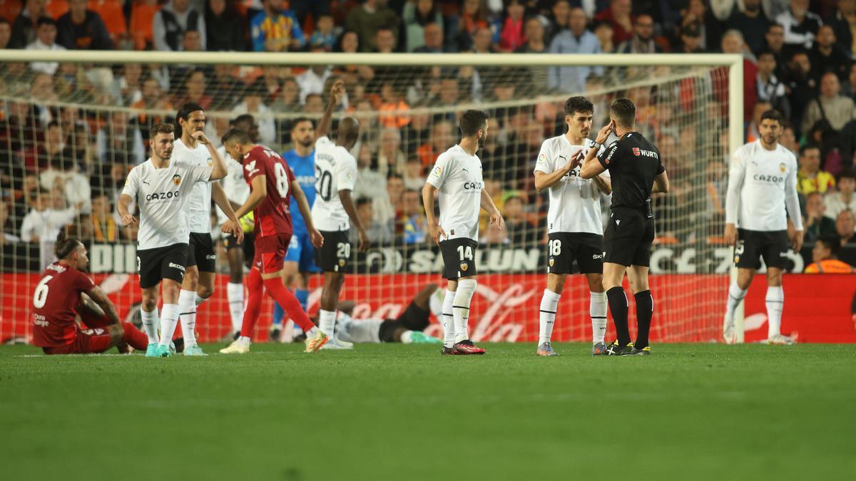 Los jugadores del Valencia CF protestando a Del Cerro Grande