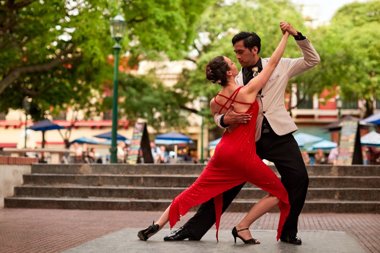 Una pareja bailando un tango en San Telmo, Buenos Aires.