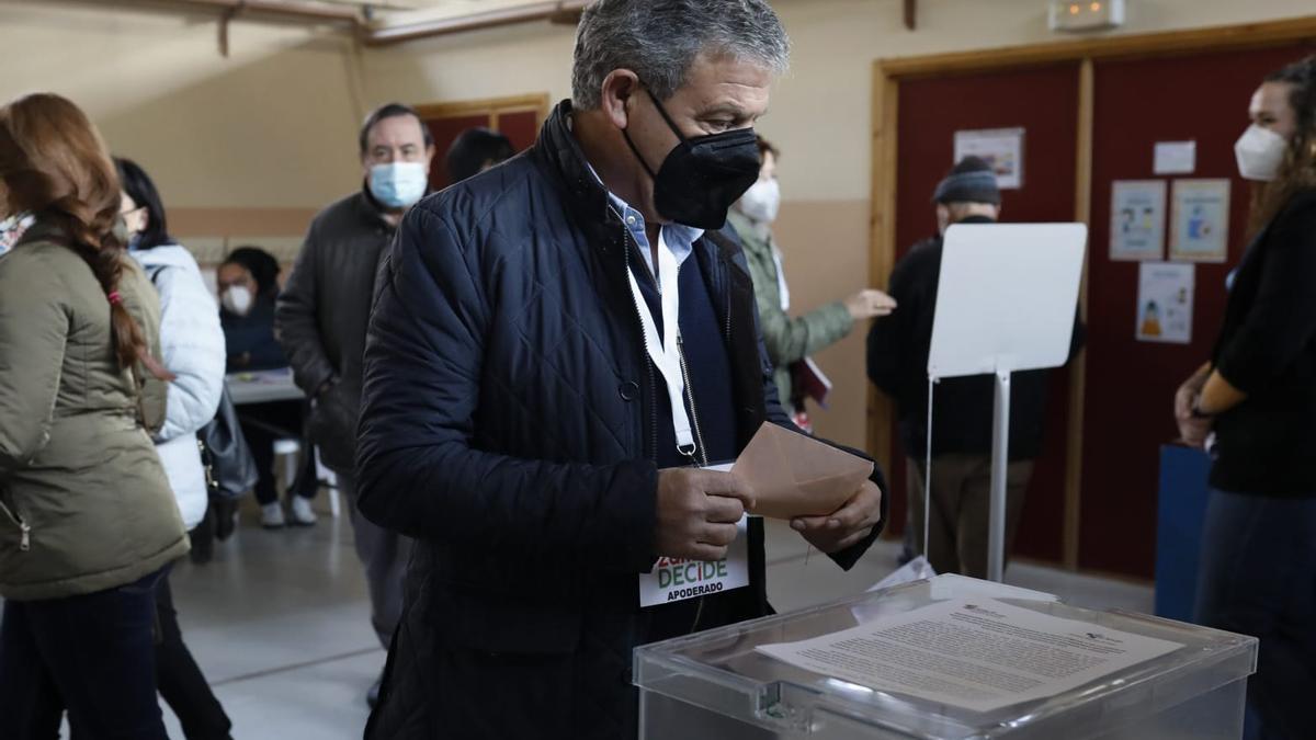 Manuel Fuentes deposita su voto.