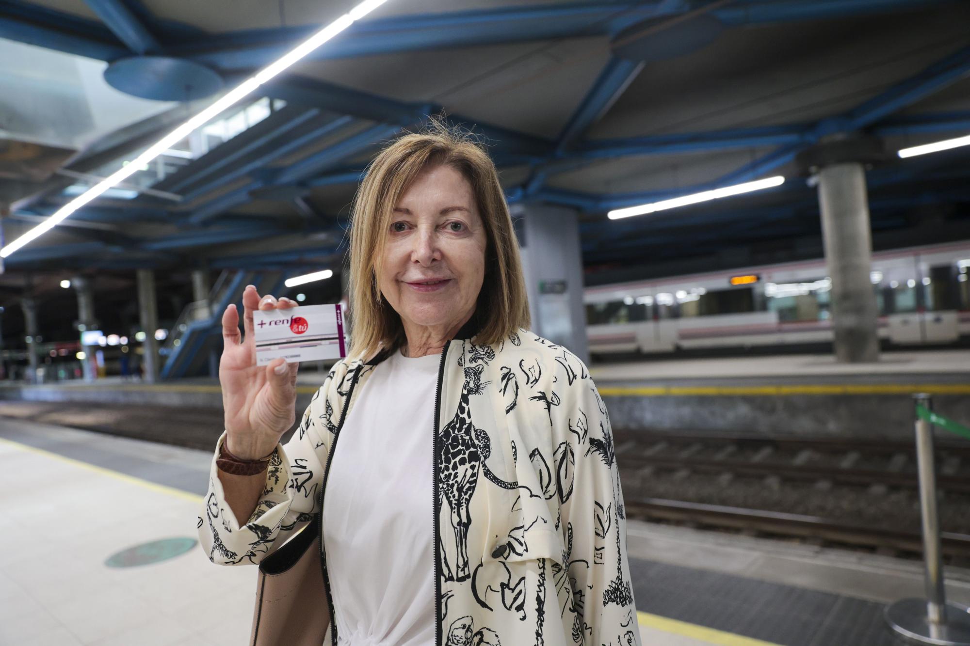 En imágenes: Primer día de las nuevas tarifas en los abonos de transporte en Oviedo