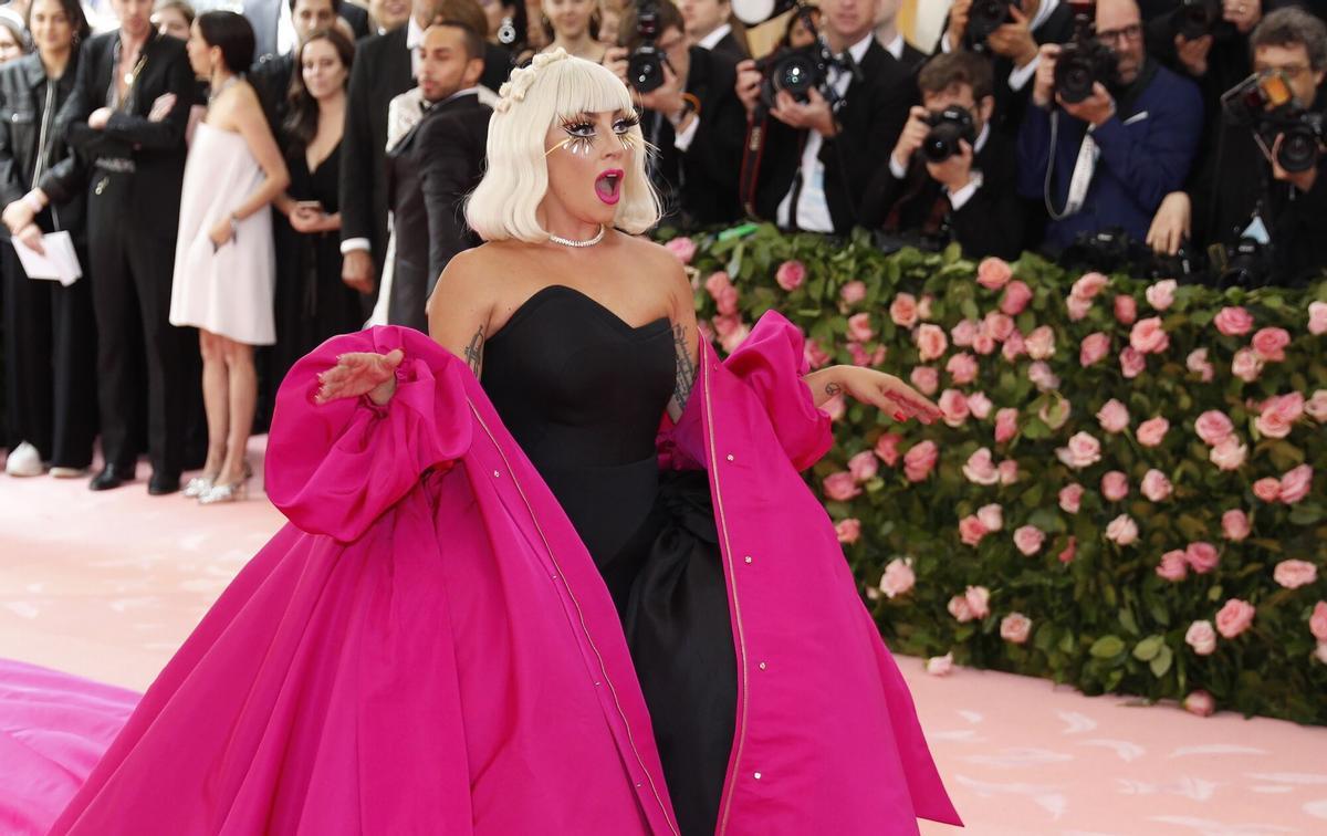 JGM01. NUEVA YORK (UNITED STATES), 06/05/2019.- La cantante estadounidense Lady Gaga posa en la alfombra roja de la Gala Met de 2019 este lunes, en Nueva York (EE.UU.). Para la gala de este año, considerada una de las más destacadas del mundo de la moda, el Museo Metropolitano de Nueva York, junto con la editora en jefe de Vogue, Anna Wintour, han elegido como inspiración el ensayo "Notes on Camp" (Apuntes sobre Camp), escrito en 1964 por la estadounidense Susan Sontag, que detalla los orígenes y la evolución de esta irreverente estética. EFE/ Justin Lane