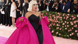 JGM01. NUEVA YORK (UNITED STATES), 06/05/2019.- La cantante estadounidense Lady Gaga posa en la alfombra roja de la Gala Met de 2019 este lunes, en Nueva York (EE.UU.). Para la gala de este año, considerada una de las más destacadas del mundo de la moda, el Museo Metropolitano de Nueva York, junto con la editora en jefe de Vogue, Anna Wintour, han elegido como inspiración el ensayo Notes on Camp (Apuntes sobre Camp), escrito en 1964 por la estadounidense Susan Sontag, que detalla los orígenes y la evolución de esta irreverente estética. EFE/ Justin Lane