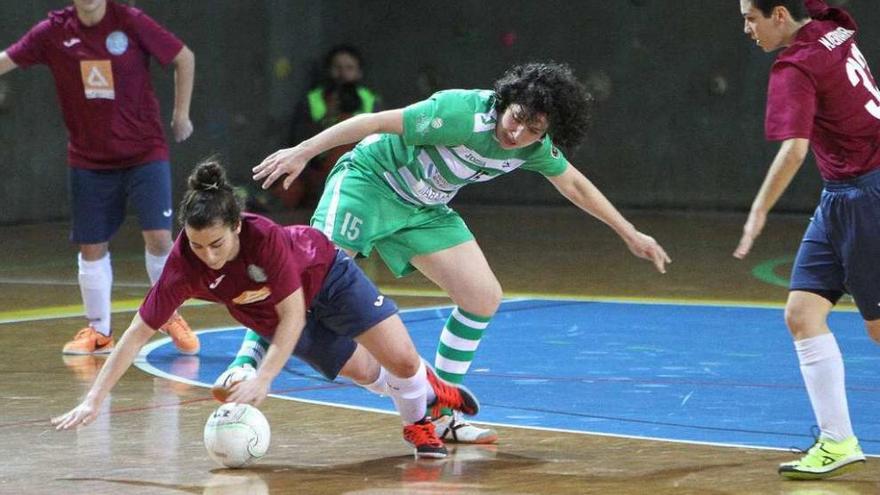 Lucía Nespereira entra en falta a una jugadora del Majadahonda, ayer en Os Remedios. // Iñaki Osorio