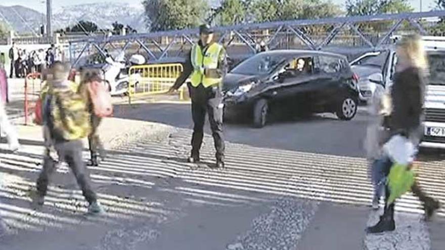 Un agente controla la entrada de los alumnos en el colegio Ponent de Inca, el pasado lunes.