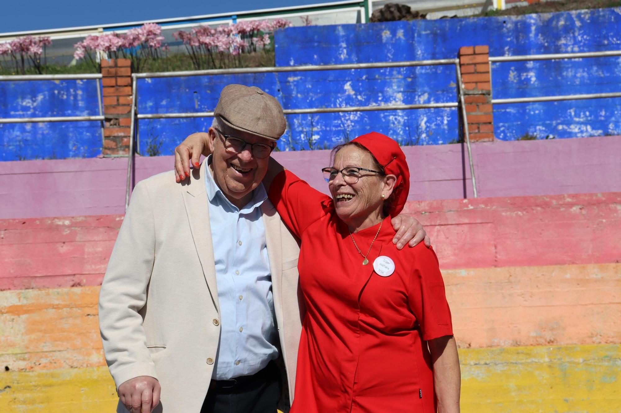El homenaje a Rosa Isorna Portugués, que se jubila a los 72 años después de 46 ejerciendo como cocinera y «segunda madre» en el CPI Progreso de Catoira.