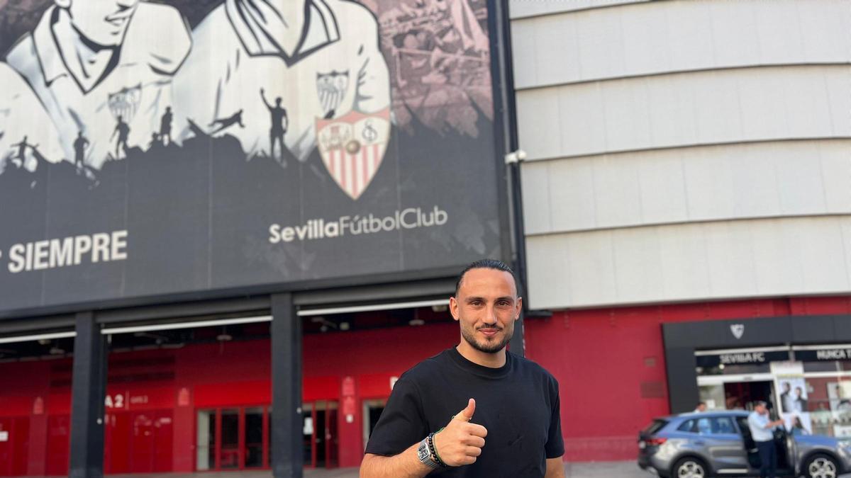 Giorgi Kochorashvili posa como nuevo jugador del Sevilla antes de firmar hasta 2030