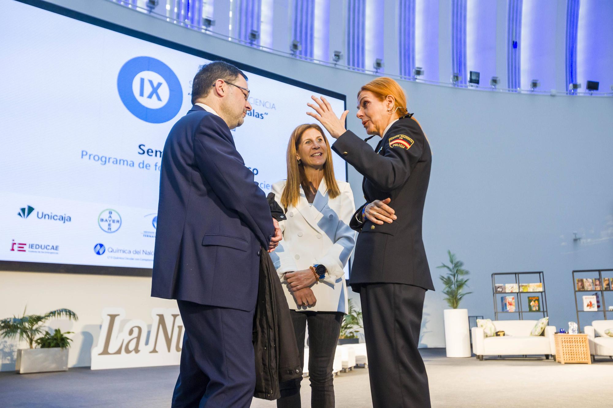 EN IMÁGENES: Así fue la conferencia de la jefa de la Policía Científica de Asturias ante centenares de escolares 

