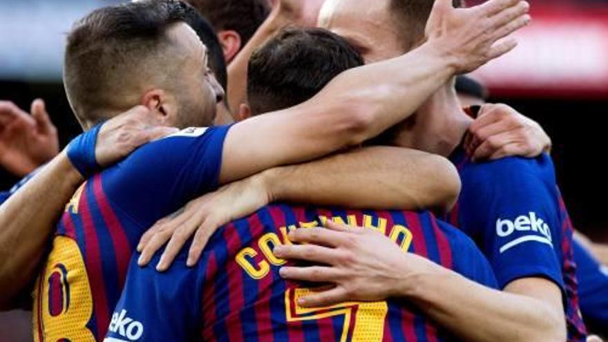 Els jugadors del Barça s&#039;abracen després de golejar el Madrid.