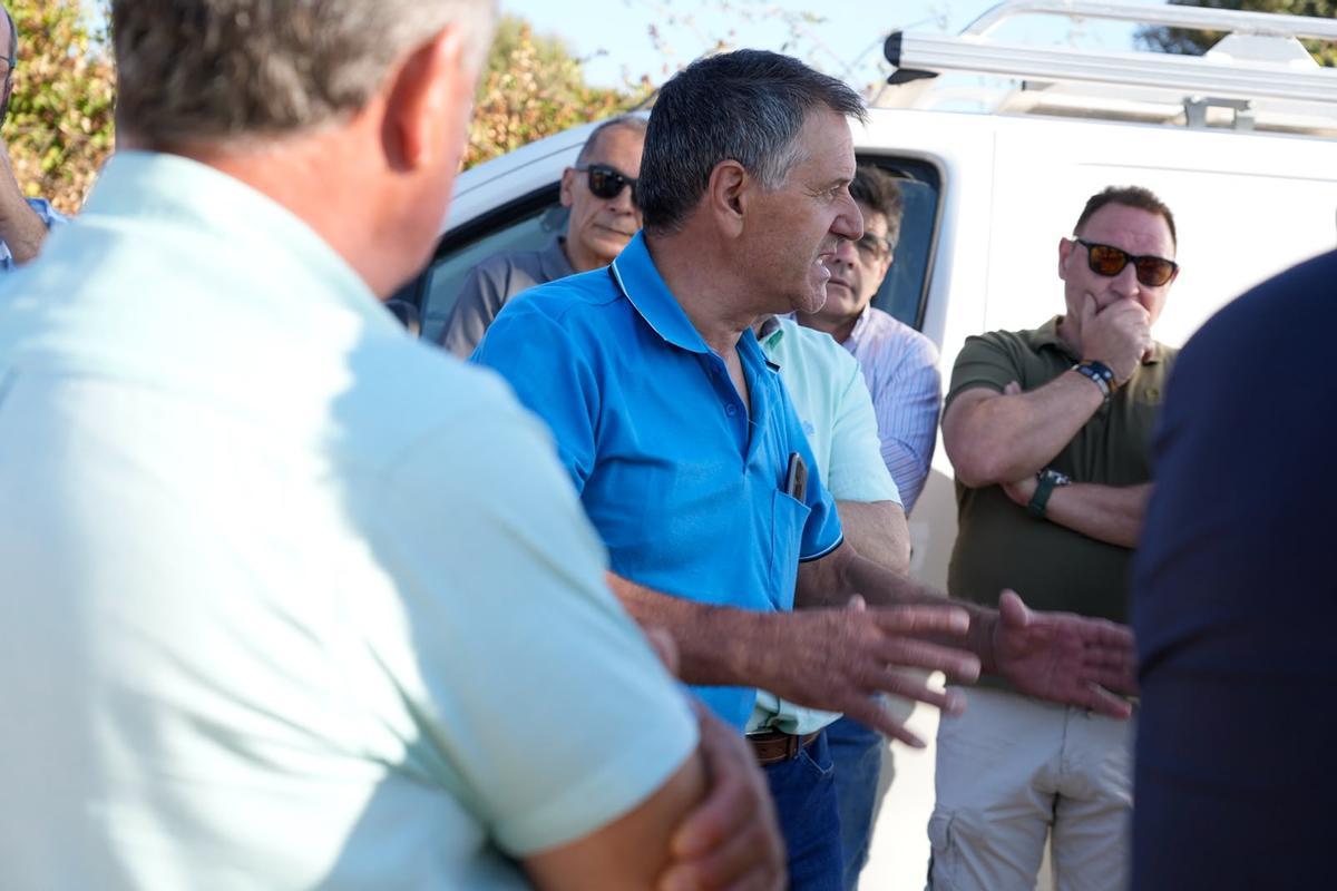 Un ganadero interviene durante el encuentro con el consejero de Agricultura en Palazuelo