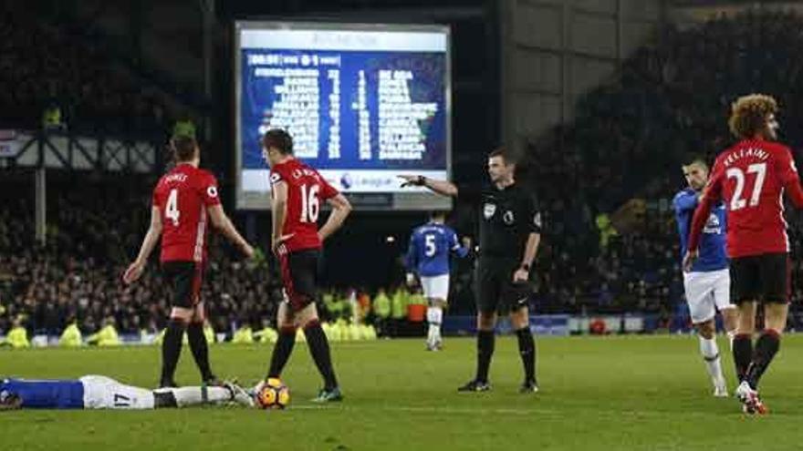 El colegiado señala penalti contra el Manchester, cometido por Fellaini.