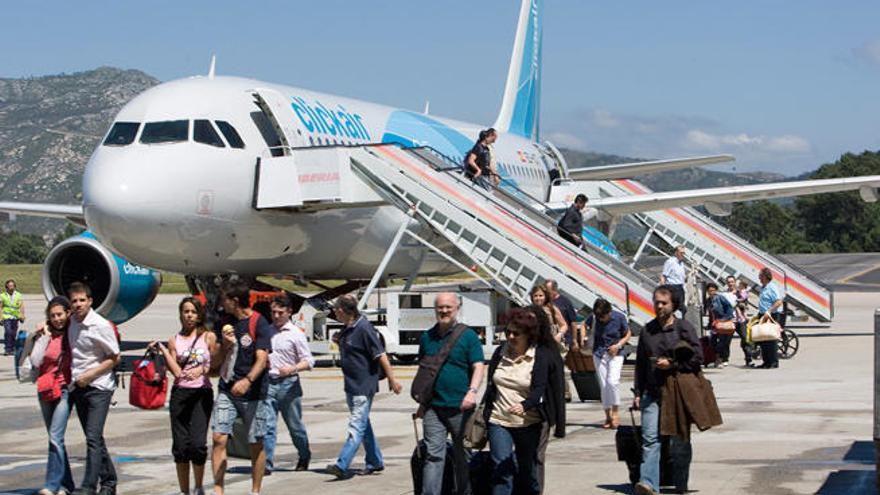 Pasajeros en el vuelo Londres - Vigo, en Peinador. // Ricardo Grobas