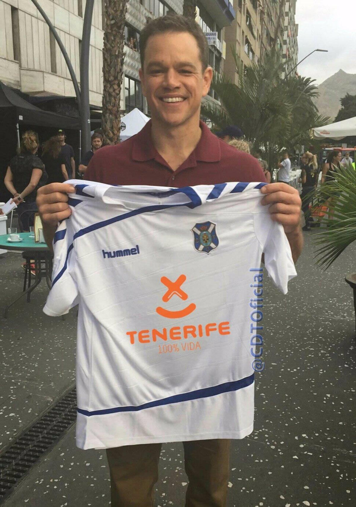 Matt Damon posa con la camiseta del CD Tenerife durante el rodaje de Bourne.
