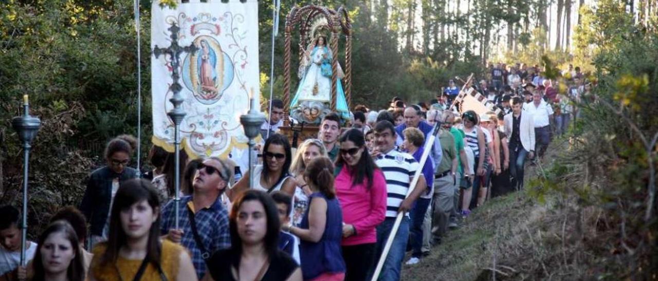 Os devotos levan os santos polo monte ata que se encontran coa Virxe de Guadalupe no Alto da Cruz antes de ir ó santuario. // Bernabé /Luismy