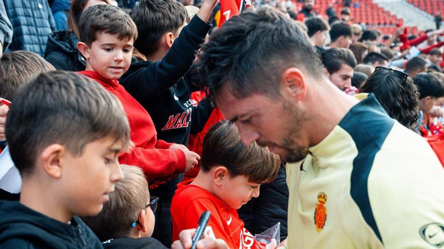 Raílo firmaun autógrafo a un joven aficionado en Son Moix.