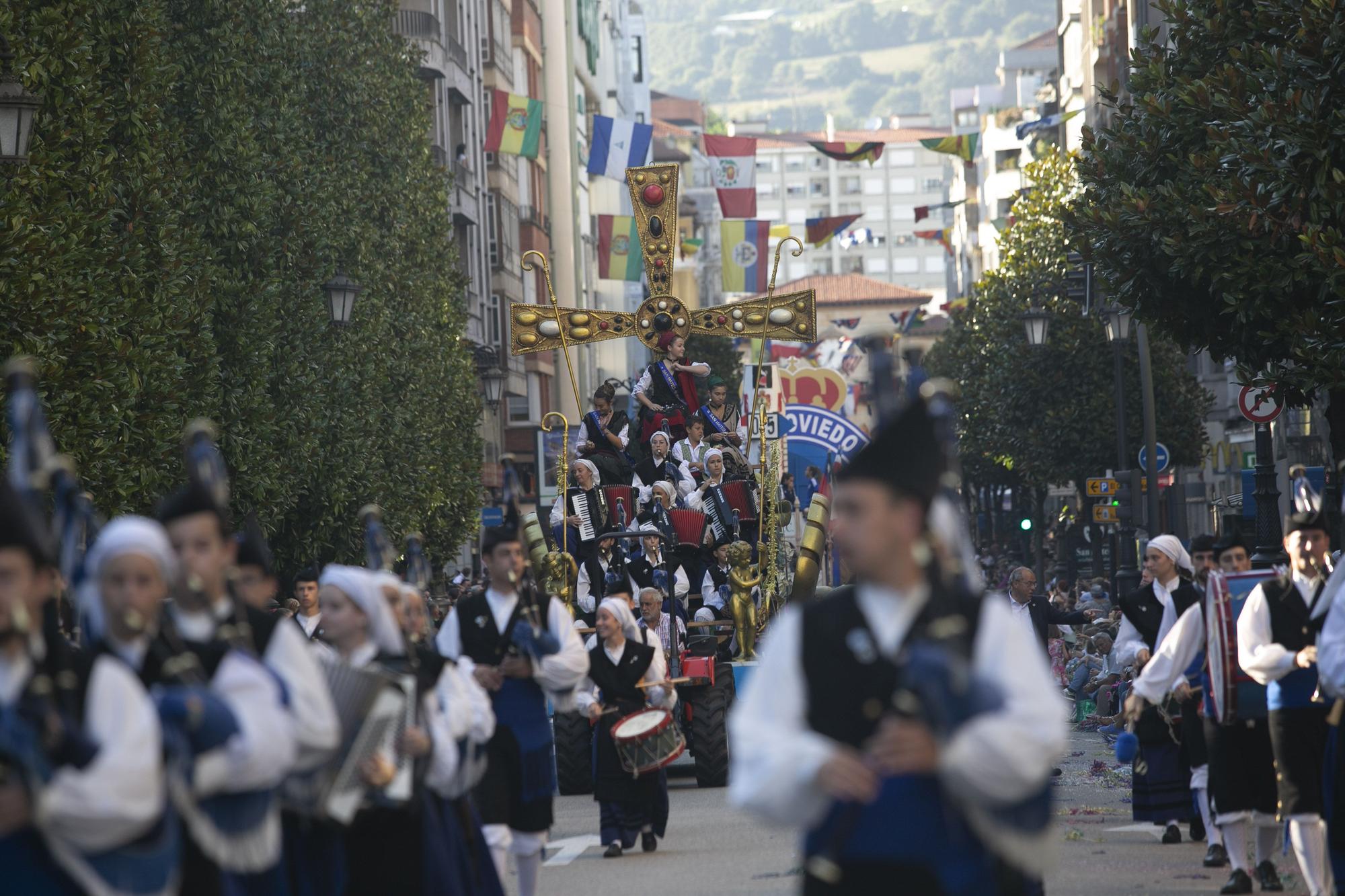 En Imágenes: El Desfile del Día de América llena las calles de Oviedo en una tarde veraniega