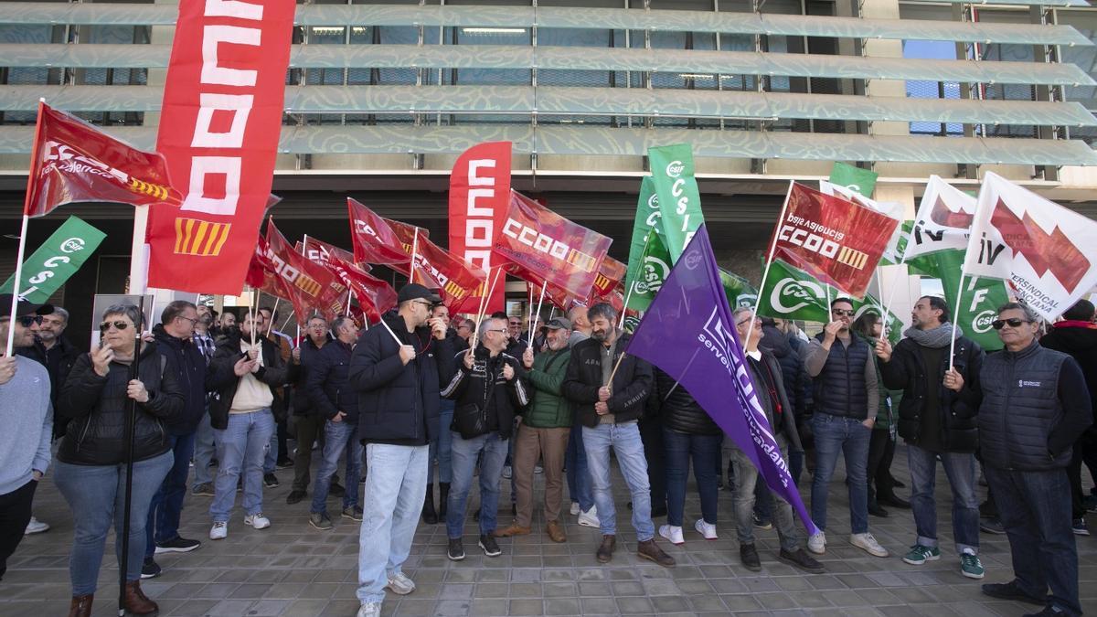 Trabajadores de las ITV valencianas protestan ante la Conselleria de Industria