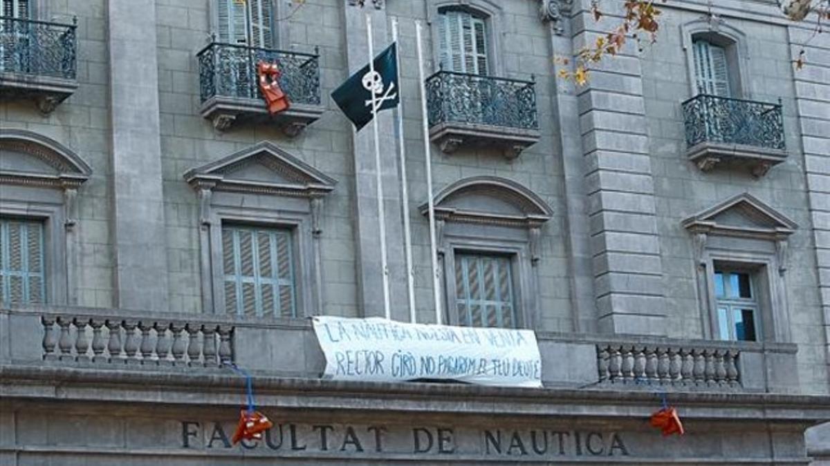 Bandera pirata 8 Fachada de la facultad de Náutica en la plaza del Pla de Palau de Barcelona, ayer.