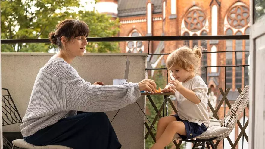 Perfecta para todos los balcones: la mesa colgante apta para todos los espacios, hasta para el más pequeño