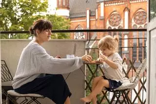 Perfecta para todos los balcones: la mesa colgante apta para todos los espacios, hasta para el más pequeño