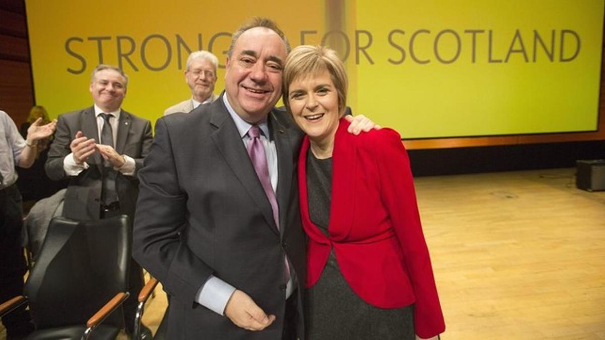 Salmond y Sturgeon, tras la conferencia anual del SNP, en Perth, el 15 de noviembre.