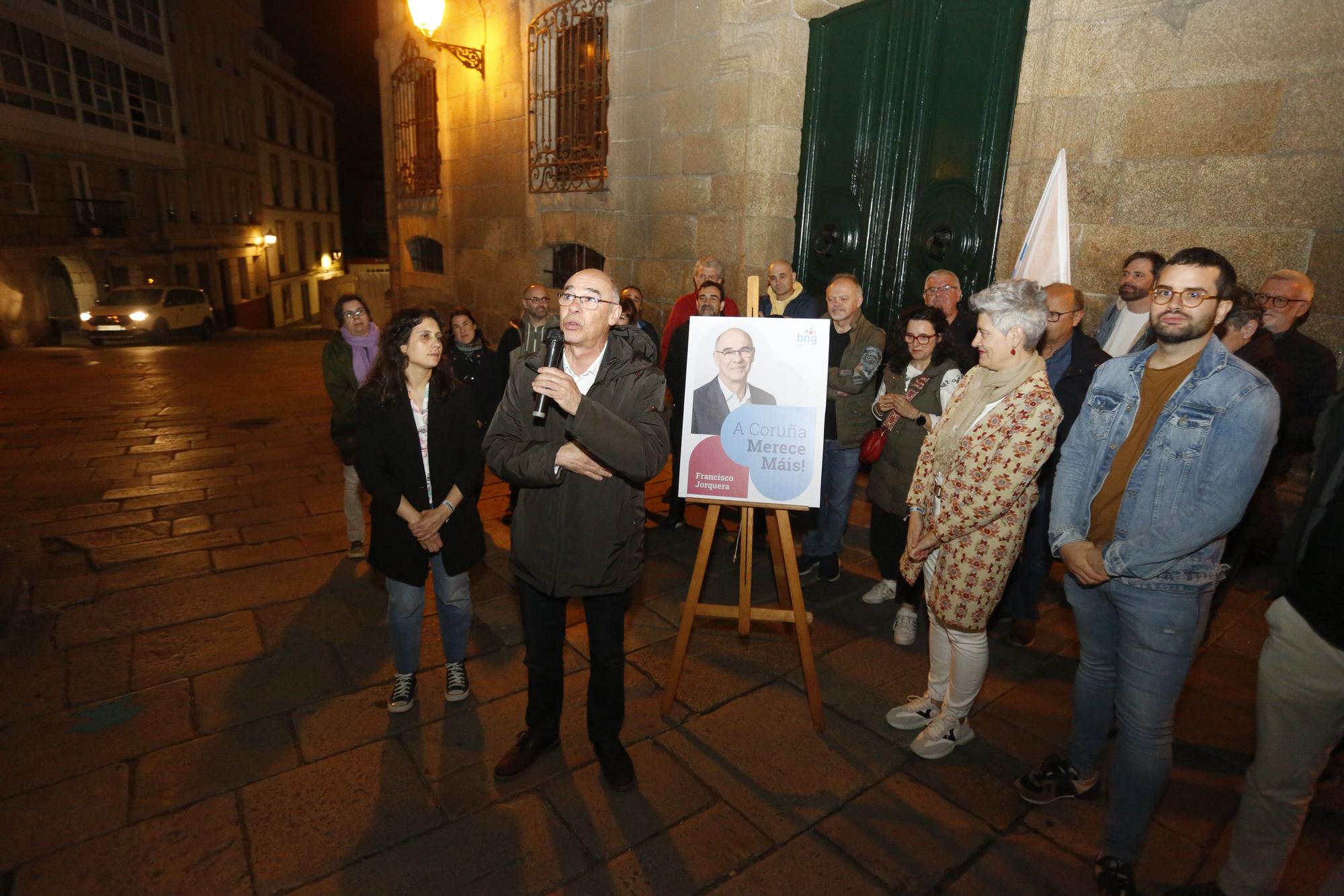 Arranca la campaña electoral: pegada de carteles del BNG