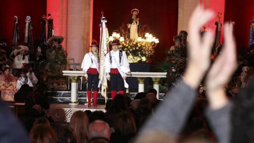 La nueva capitanía de los Zíngaros recibiendo aplausos en la iglesia de Santa Ana durante la proclamación.