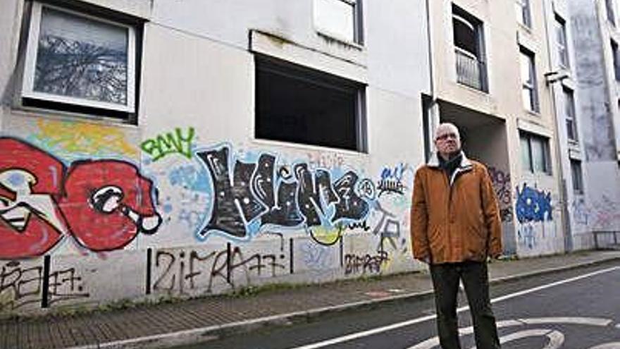 Manuel Gómez ante el edificio abandonado de Palavea.