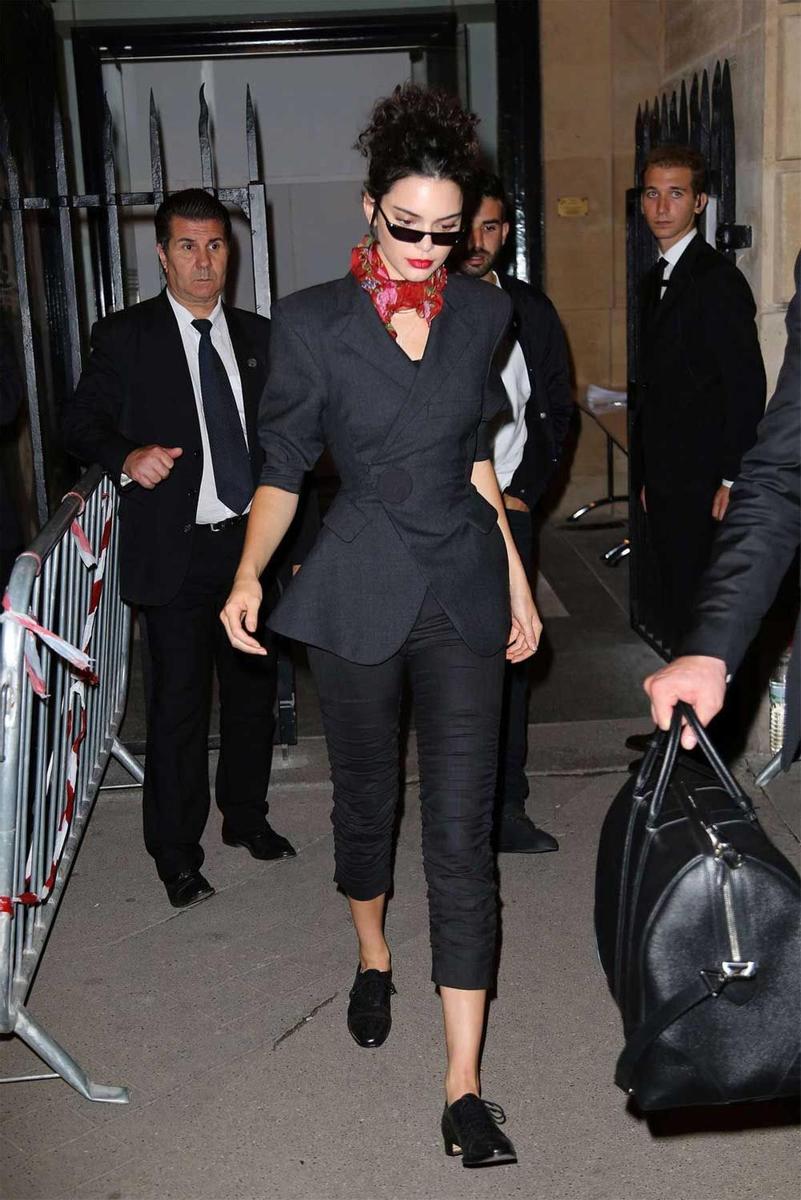 Kendall Jenner, con look retro por París