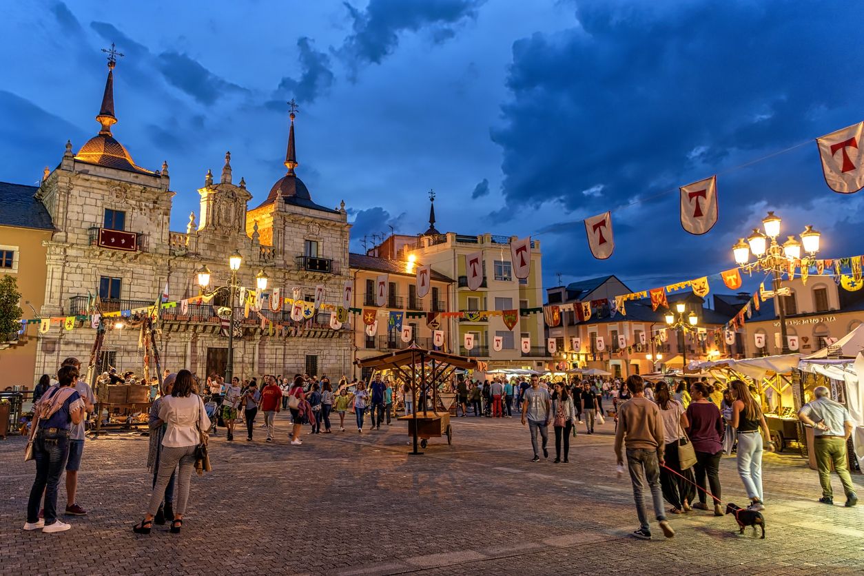 Vista de la Feria Medieval en la plaza del Ayuntamiento de Ponferrada durante las fiestas de la noche templaria.