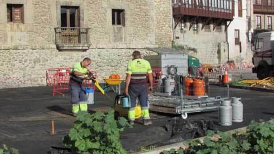 Obreros trabajando en la plaza del Muelle, ayer.