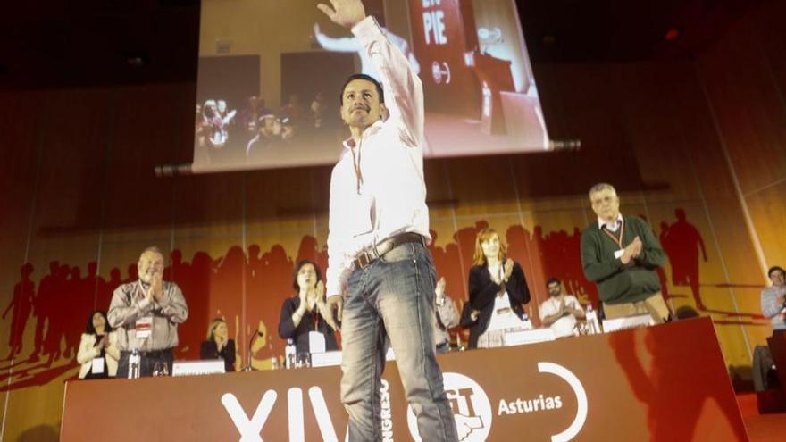 Javier Férnández Lanero saluda a los asistentes a la clausura del XIV Congreso de UGT Asturias, celebrado en Oviedo. miki lópez