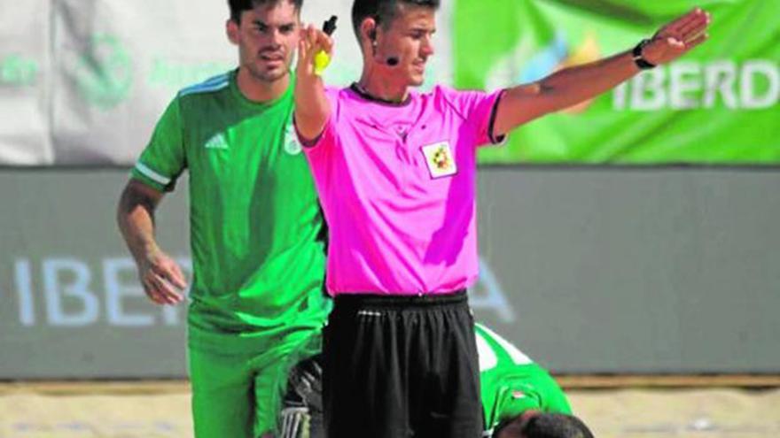 Alejandro Ojaos en un partido de fútbol playa.