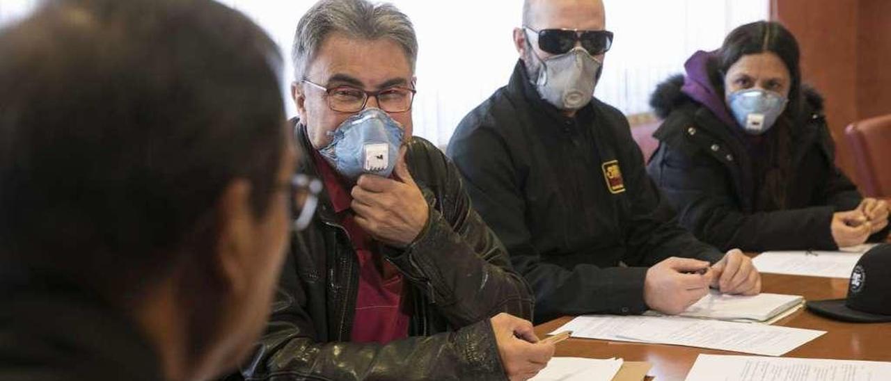 El gerente del Sespa, José Ramón Riera (de espaldas), con Luis González, Juan Mateos e Isabel González, durante la reunión de ayer.