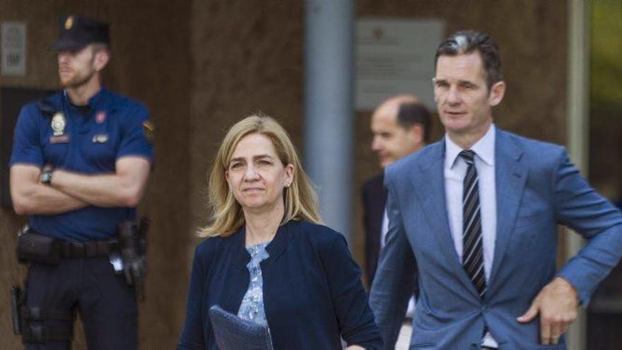 La infanta Cristina i Iñaki Urdangarin, en una imatge d&#039;arxiu, sortint de la seu de la fiscalia balear