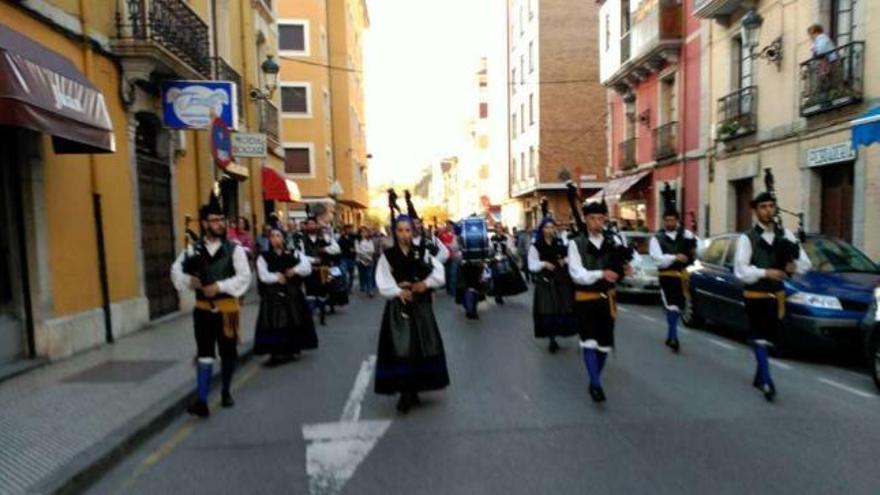 Un momento del desfile del IV Festival de bandes de gaites de Ribadesella, ayer.