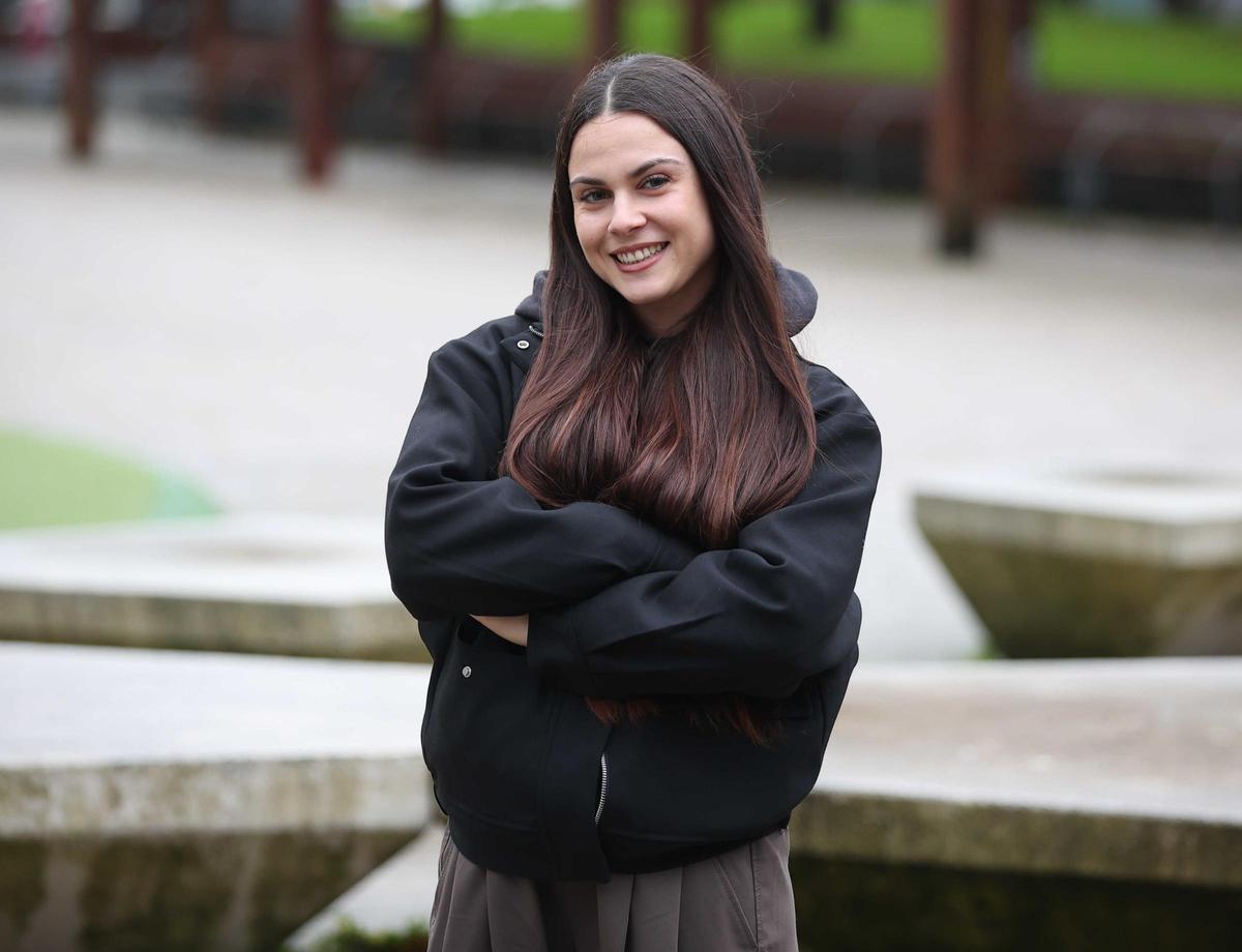 Natalia Rossier, voluntaria del programa de acompañamiento de Asdegal (Acción Solidaria de Galicia), en la plaza de As Conchiñas, en A Coruña.
