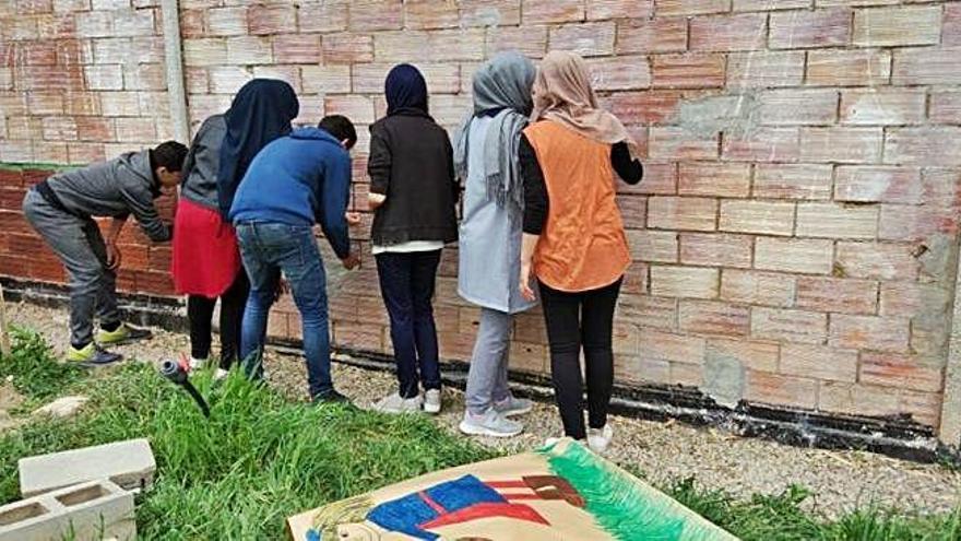 Alumnes d&#039;ESO pinten murals a la vora dels horts urbans