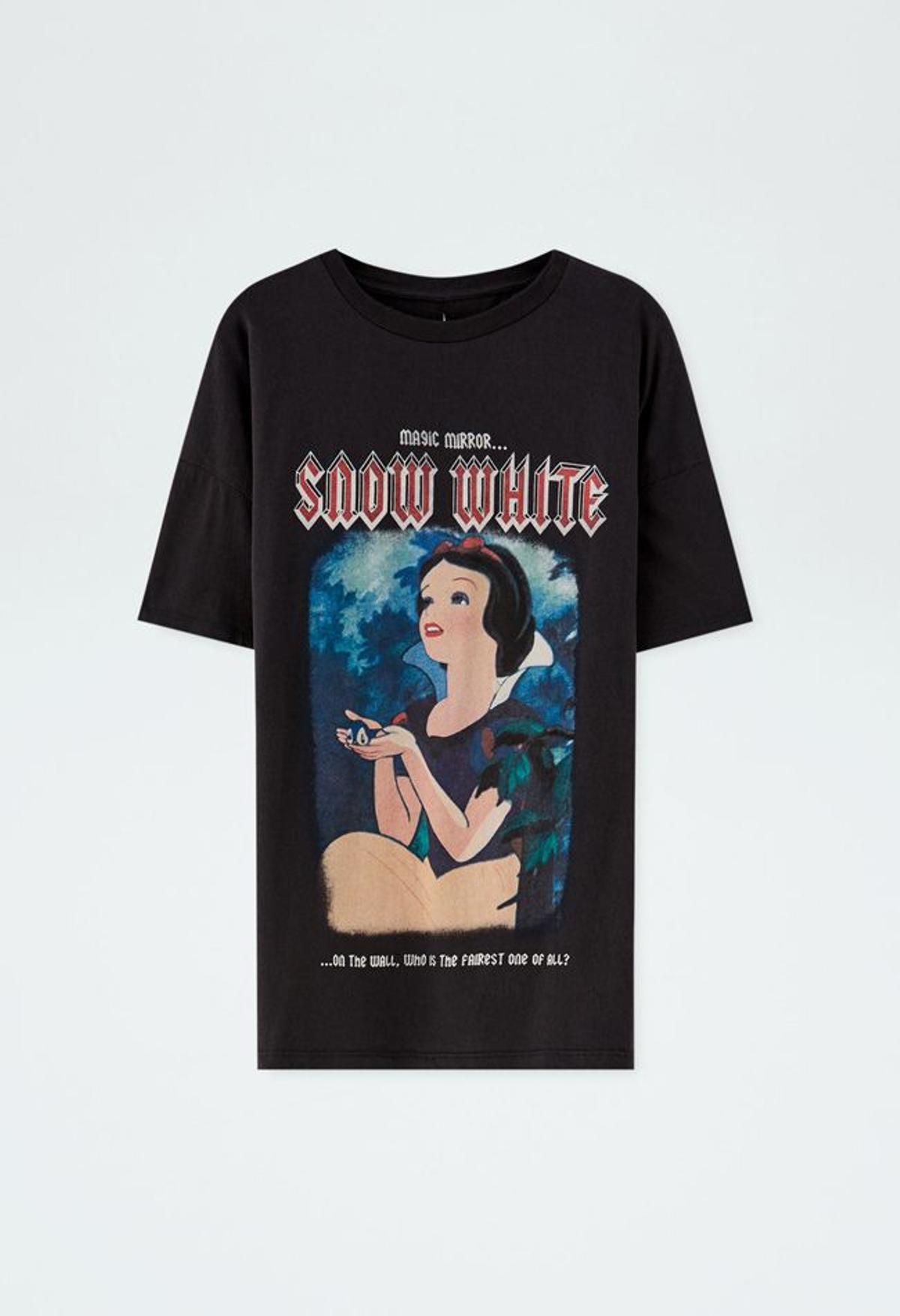 Camiseta de 'Blancanieves', de Pull&amp;Bear